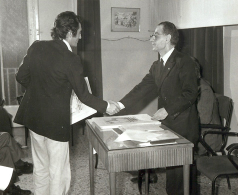 Guido Villa ritira il premio “Italia 2000”, Napoli 1973.