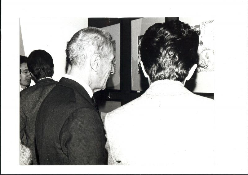 Con lo scrittore Dino Buzzati all’inaugurazione della mostra collettiva “Associazione della Spiga” alla Garzanti Editore, 1974.