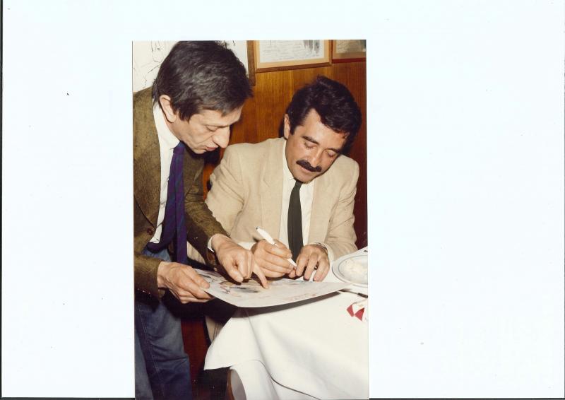 Con Luciano Francesconi mentre firma la “Lista di Mario Soldati” al ristorante Bagutta di Milano, 1984.
