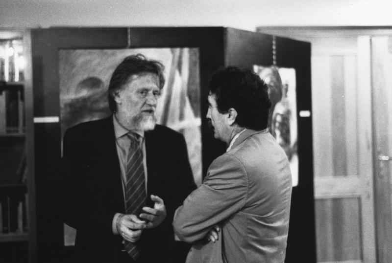 Con l’Ambasciatore d’Italia Roberto Di Leo all’inaugurazione della mostra “Exodus” all’Istituto Italiano di Cultura di Nairobi, 1997.