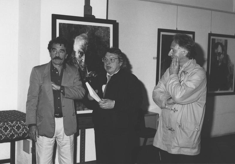 Con Luigi Sampietro e L’Assessore alla Cultura Gianni Mentigazzi all’inaugurazione della mostra “Nero su Bianco: 27 scrittori e un autoritratto” , Vercelli 1999.